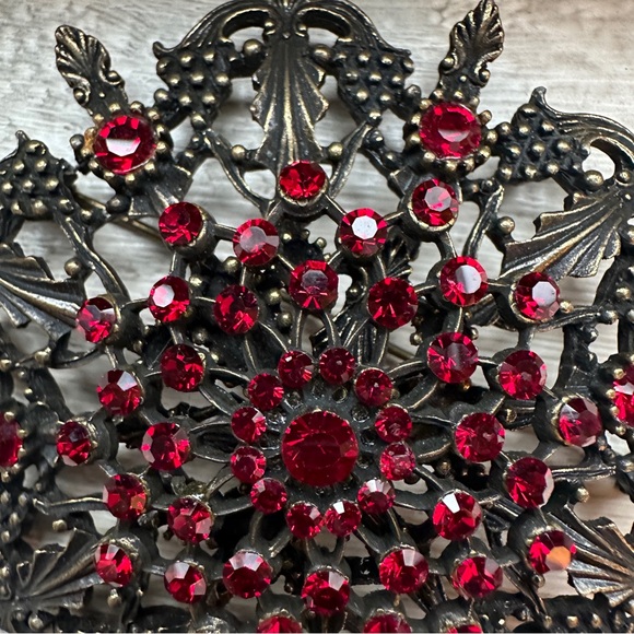 Brooch with red “stones” and matching pierced earrings - Picture 11 of 12